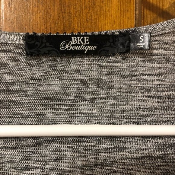 BKE Boutique Metallic V-Neck Peplum Top - Picture 4 of 8